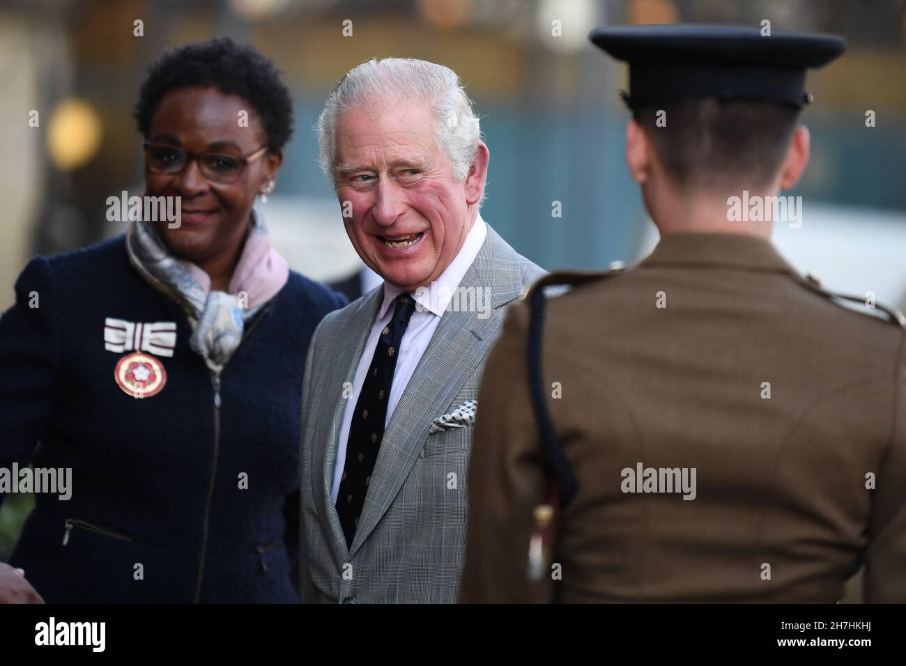 Il Principe di Galles durante una visita all'Homerton College dell'Università di Cambridge, per discutere l'accesso all'istruzione e conoscere la visione del college di accogliere e sostenere studenti di diverse origini. Data foto: Martedì 23 novembre 2021. Foto Stock