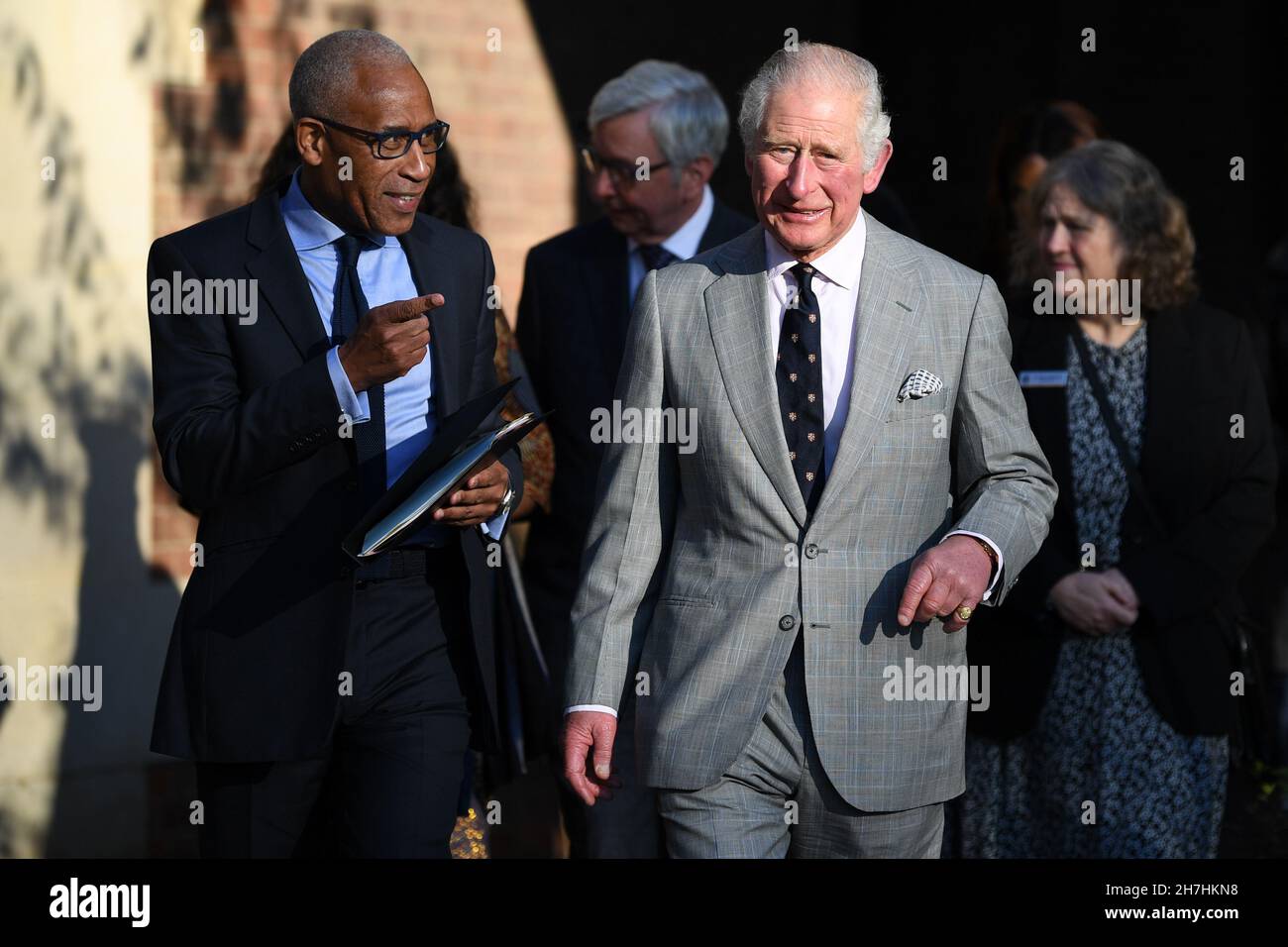 Il Principe di Galles (a destra) con il Principal Lord Woolley, durante una visita all'Homerton College dell'Università di Cambridge, per discutere l'accesso all'istruzione e imparare la visione del college di accogliere e sostenere studenti di diverse origini. Data foto: Martedì 23 novembre 2021. Foto Stock
