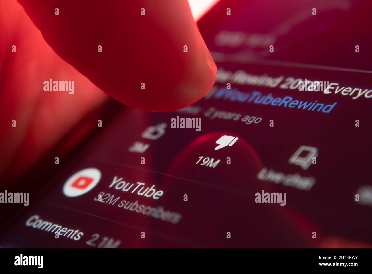 Bangkok, Thailandia - 20 novembre 2021 : l'utente dello smartphone tocca il pulsante non simile nell'app YouTube. Foto Stock