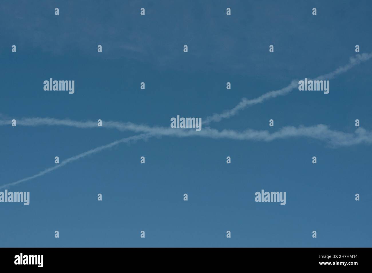 Contrails nel cielo Foto Stock