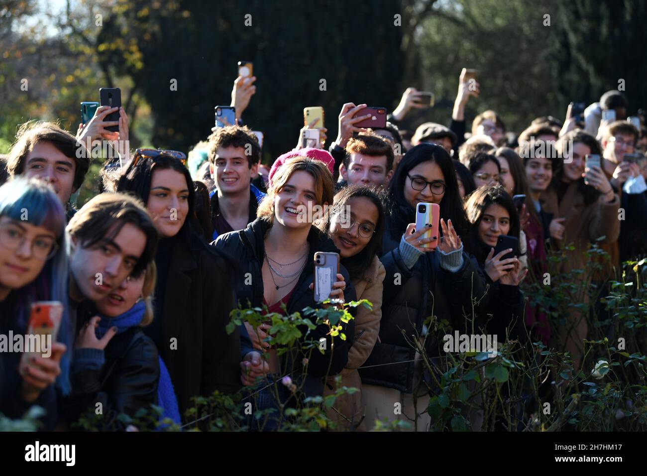 Gli studenti aspettano all'esterno per vedere il Principe di Galles durante la sua visita all'Homerton College dell'Università di Cambridge, per discutere l'accesso all'istruzione e imparare la visione del collegio per accogliere e sostenere studenti di diverse origini. Data foto: Martedì 23 novembre 2021. Foto Stock