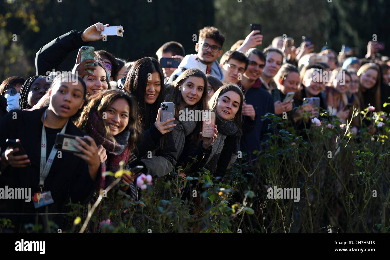 Gli studenti aspettano all'esterno per vedere il Principe di Galles durante la sua visita all'Homerton College dell'Università di Cambridge, per discutere l'accesso all'istruzione e imparare la visione del collegio per accogliere e sostenere studenti di diverse origini. Data foto: Martedì 23 novembre 2021. Foto Stock