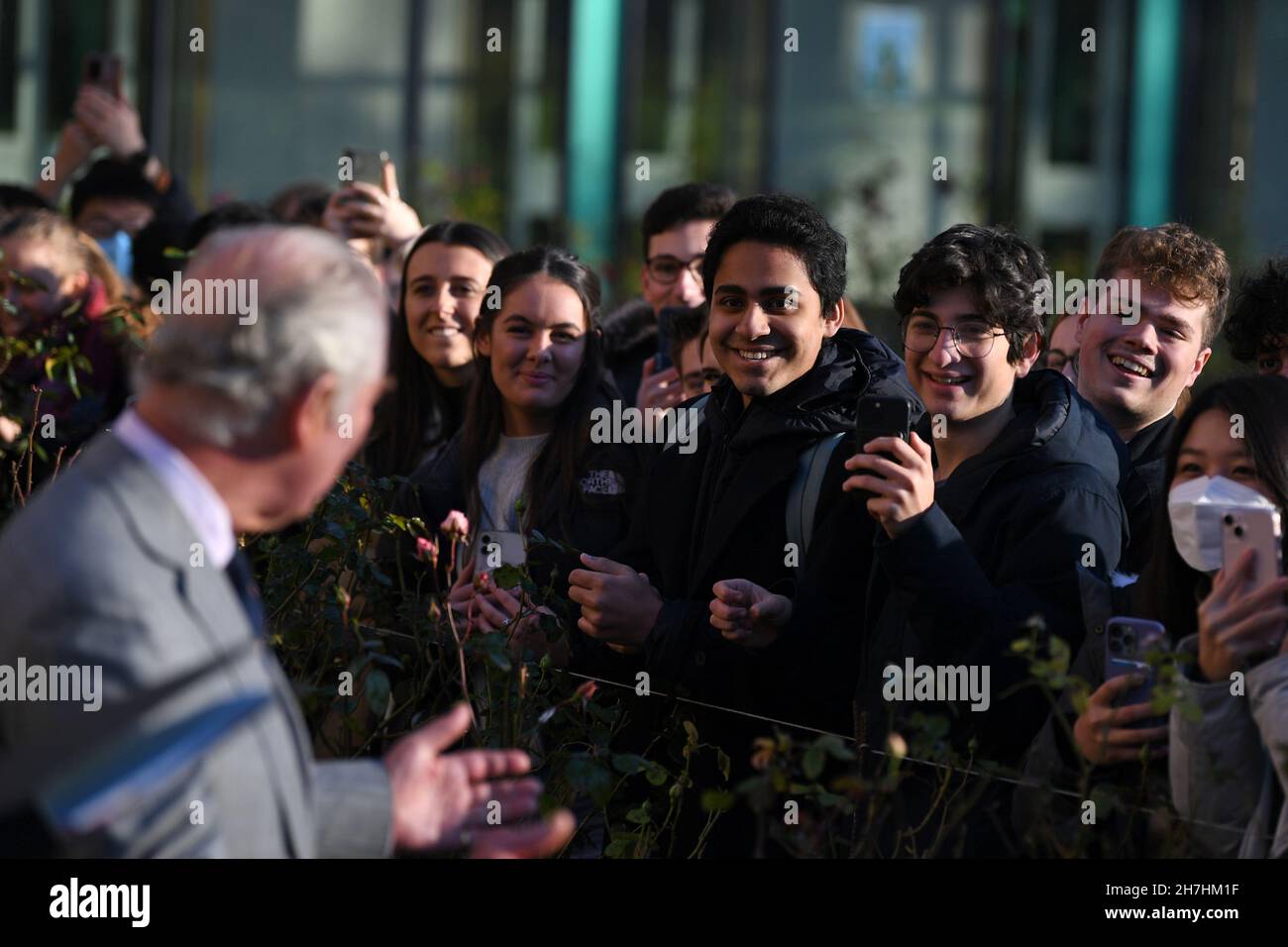 Il Prince of Wales parla agli studenti durante una visita all'Homerton College dell'Università di Cambridge, per discutere l'accesso all'istruzione e conoscere la visione del college di accogliere e sostenere studenti di diverse origini. Data foto: Martedì 23 novembre 2021. Foto Stock