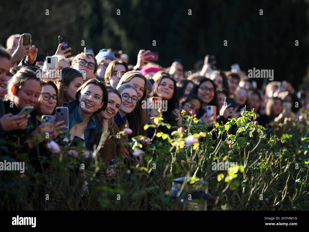 Gli studenti aspettano all'esterno per vedere il Principe di Galles durante la sua visita all'Homerton College dell'Università di Cambridge, per discutere l'accesso all'istruzione e imparare la visione del collegio per accogliere e sostenere studenti di diverse origini. Data foto: Martedì 23 novembre 2021. Foto Stock