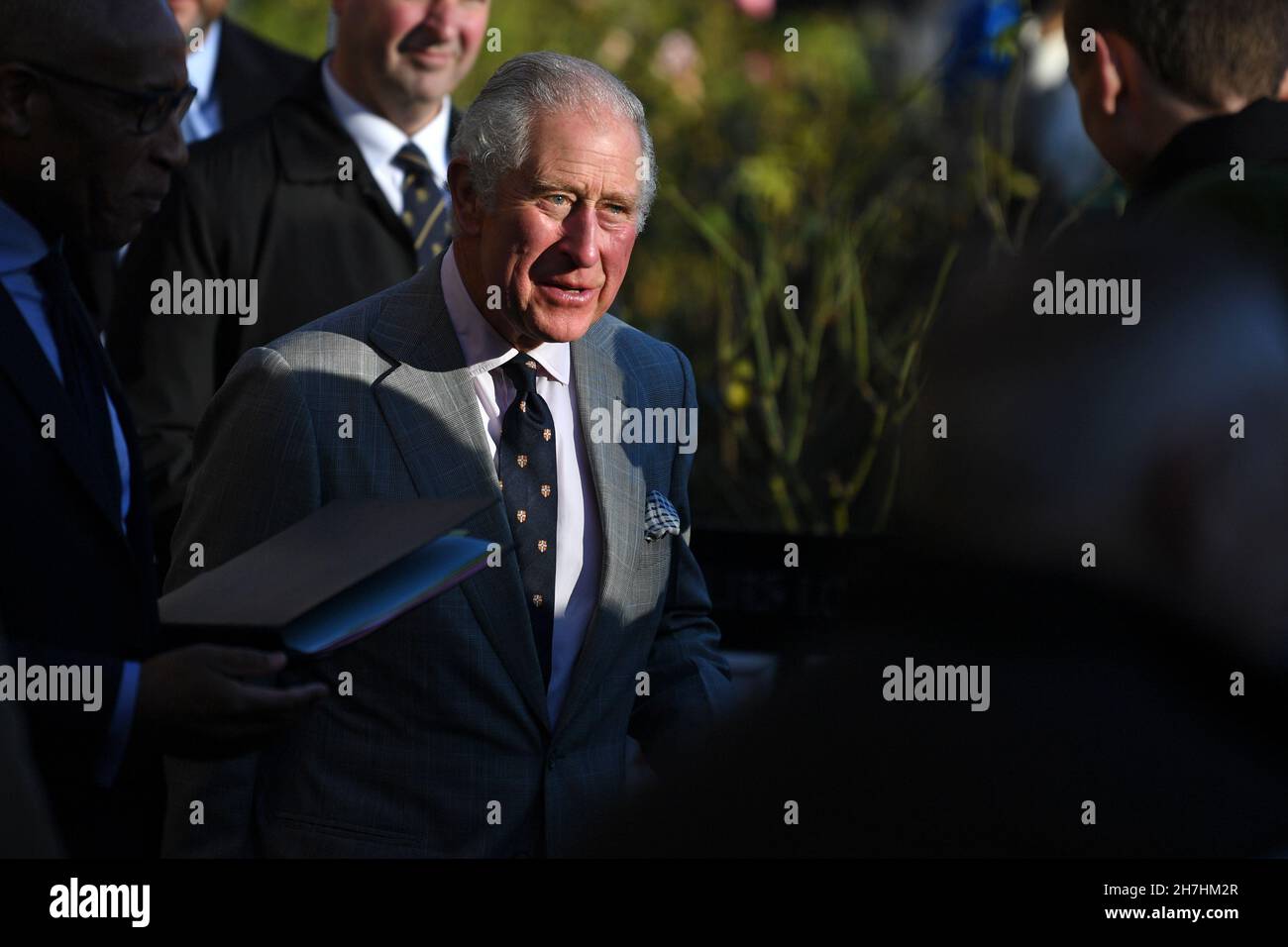 Il Principe di Galles durante una visita all'Homerton College dell'Università di Cambridge, per discutere l'accesso all'istruzione e conoscere la visione del college di accogliere e sostenere studenti di diverse origini. Data foto: Martedì 23 novembre 2021. Foto Stock