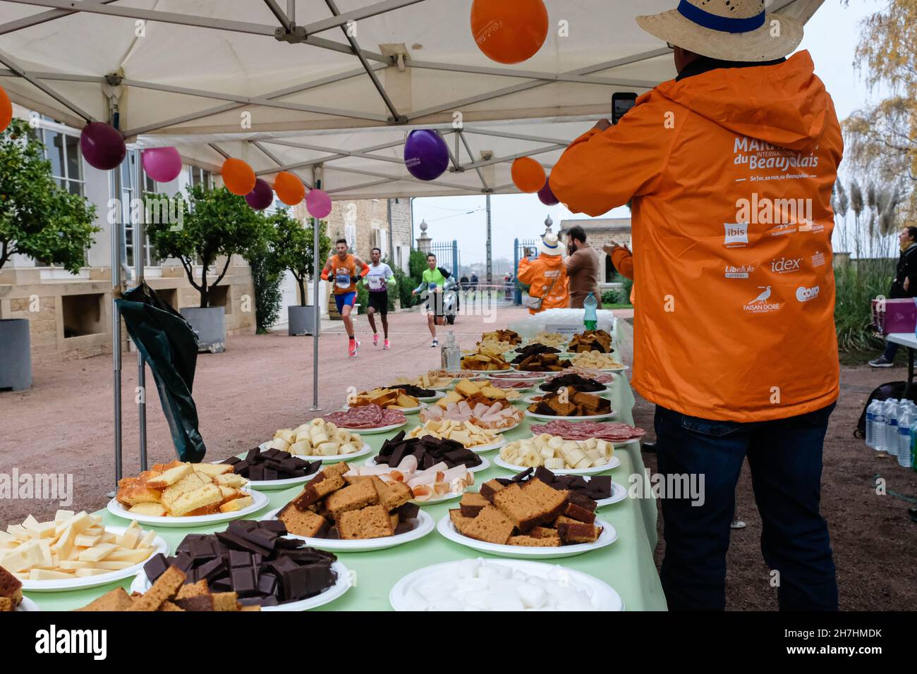 St Lager (Francia), 20 novembre 2021. Passaggio della Maratona di Beaujolais al Château des Ravatys con un punto di ristoro per i corridori. Foto Stock