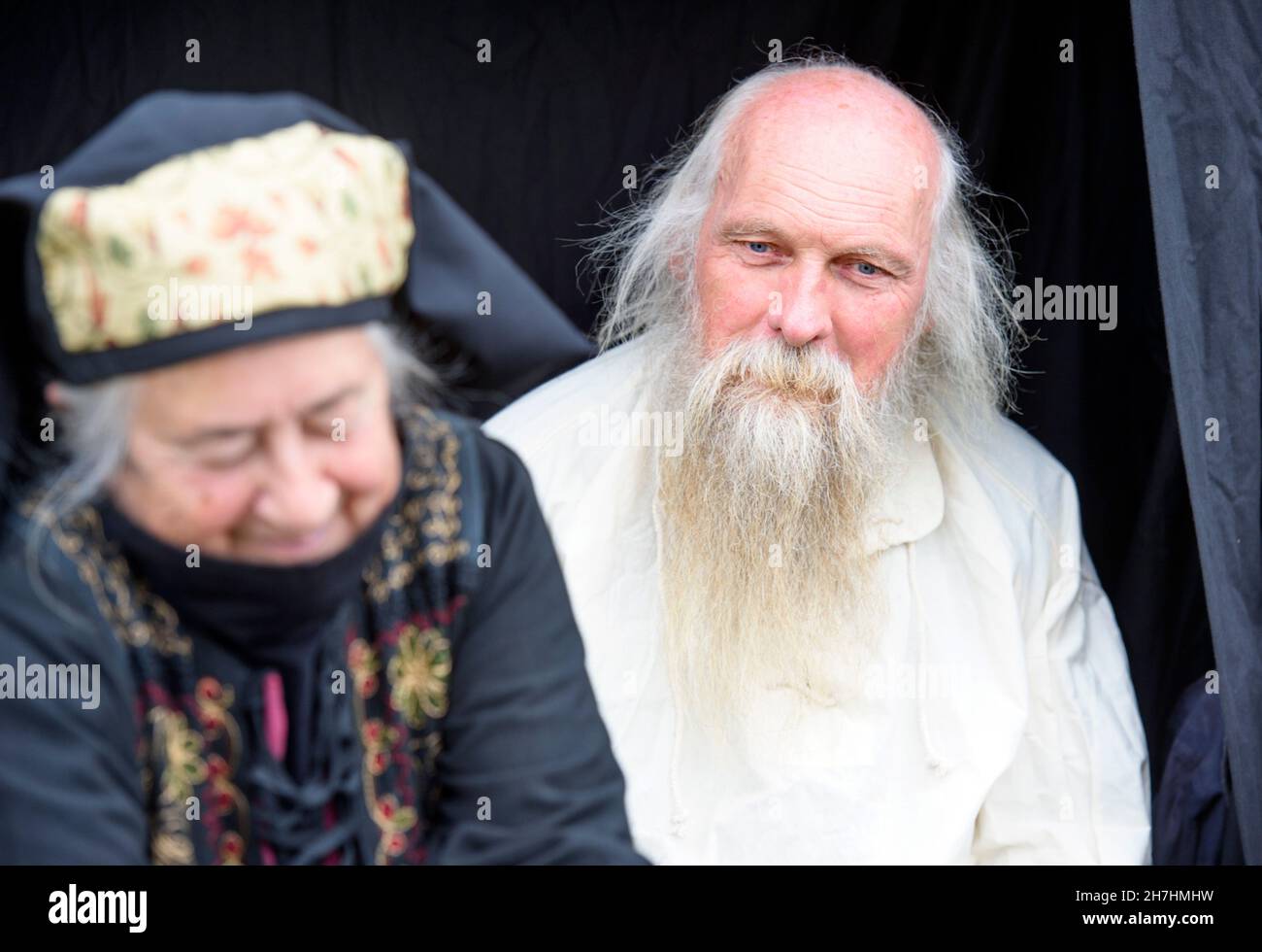 Una coppia anziana vestita come commercianti medievali prima di una mostra della battaglia di Evesham. Foto Stock