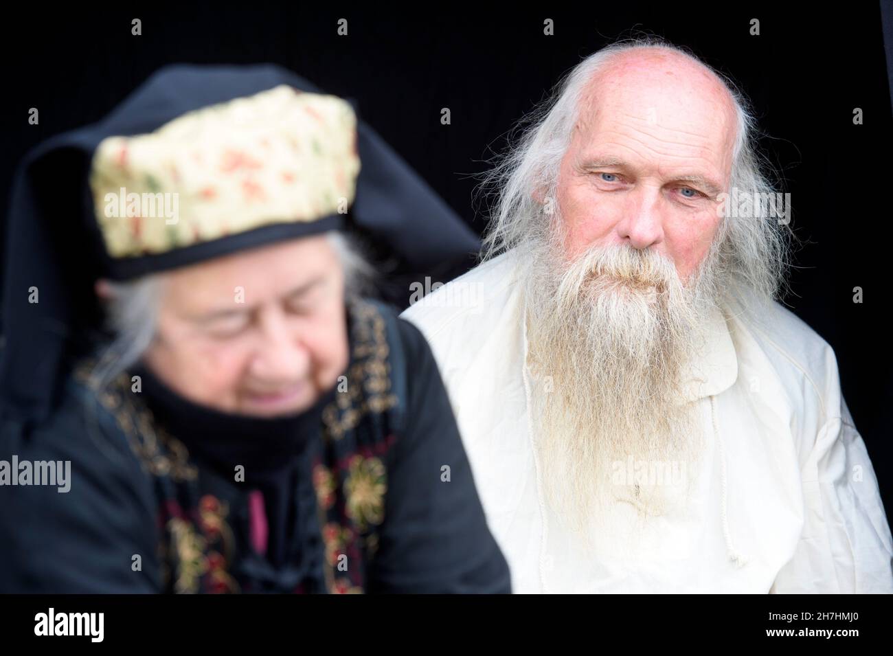 Una coppia anziana vestita come commercianti medievali prima di una mostra della battaglia di Evesham. Foto Stock