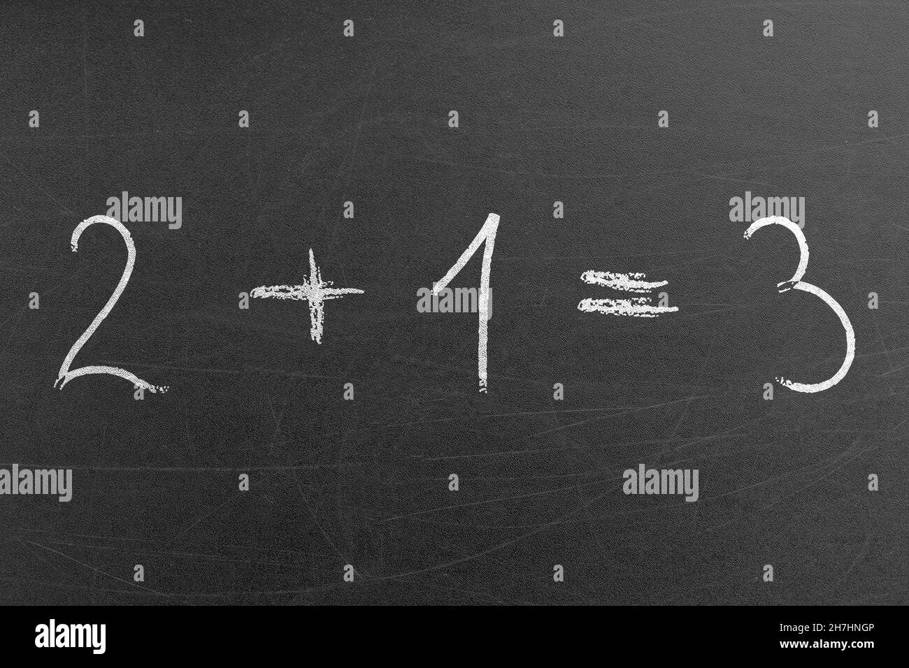 L'equazione matematica della scuola facile 2 più 1 è 3 scritto su una lavagna da uno studente. Concetti e background scolastici ed educativi Foto Stock