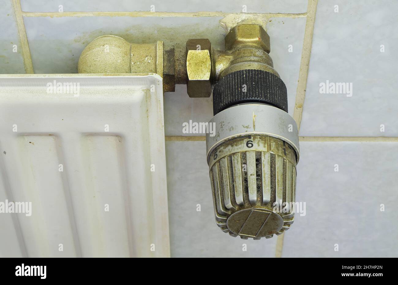 valvola del radiatore obsoleta e sporca, rinnovo del sistema di riscaldamento e risparmio co2, spazio di copia gratuito Foto Stock