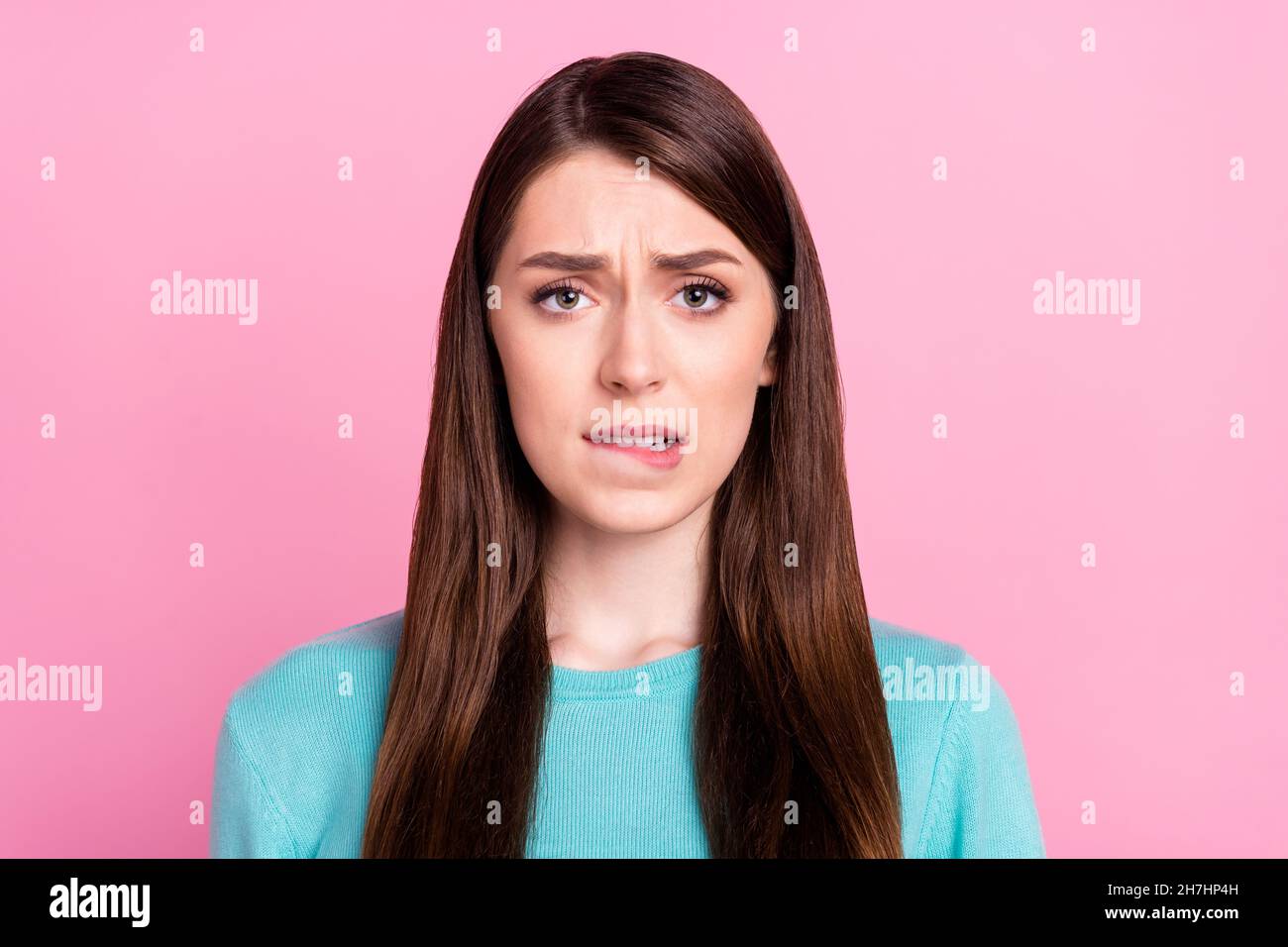 Ritratto di attraente preoccupato ragazza stanca mordere labbro sfiducia isolato su sfondo rosa pastello colore Foto Stock