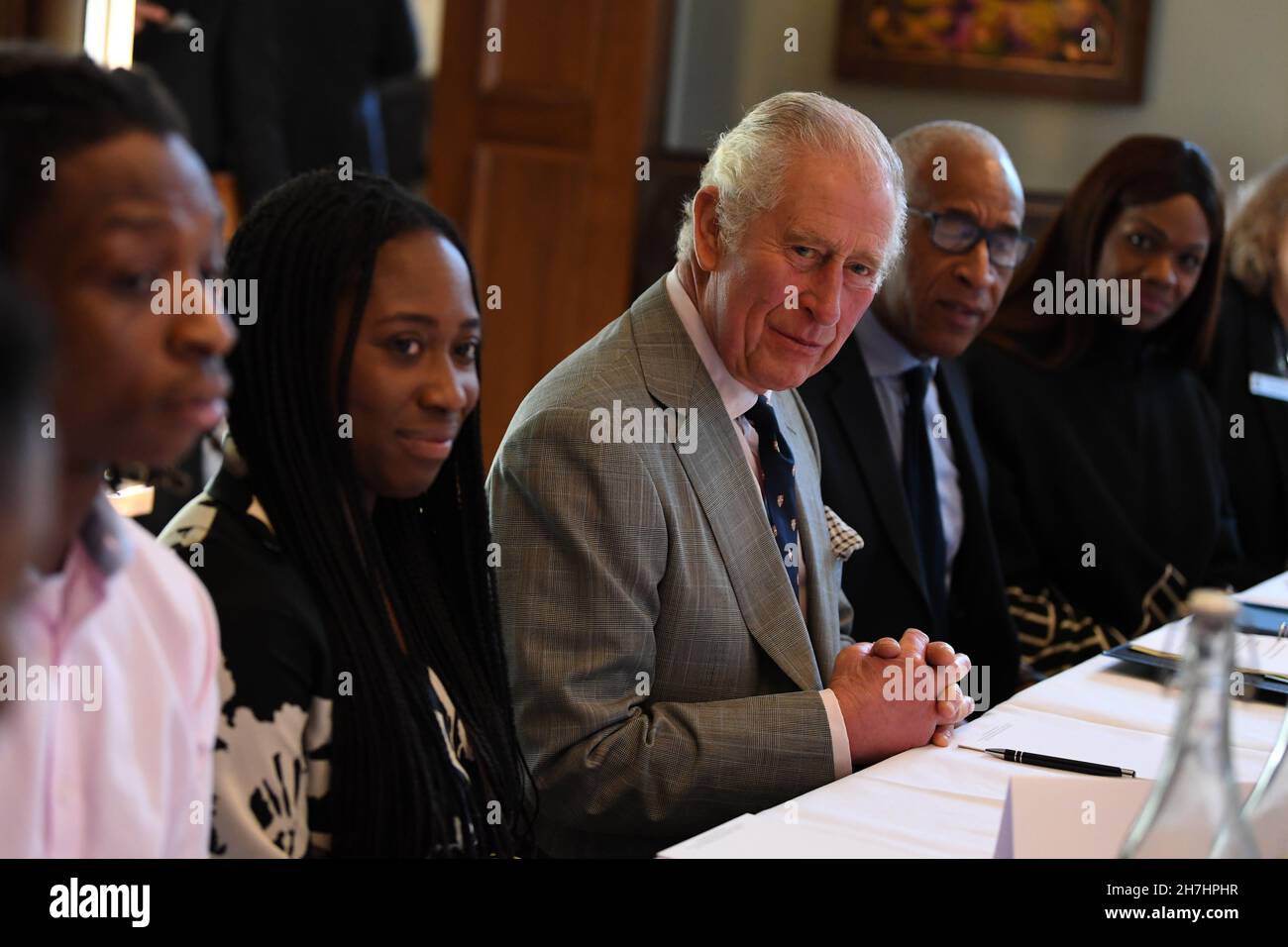 Il Prince of Wales (centro) e il Principal Lord Woolley partecipano a una sessione su 'Get in Cambridge' durante una visita all'Homerton College dell'Università di Cambridge, per discutere l'accesso all'istruzione e conoscere la visione del college per accogliere e sostenere studenti di diverse origini. Data foto: Martedì 23 novembre 2021. Foto Stock