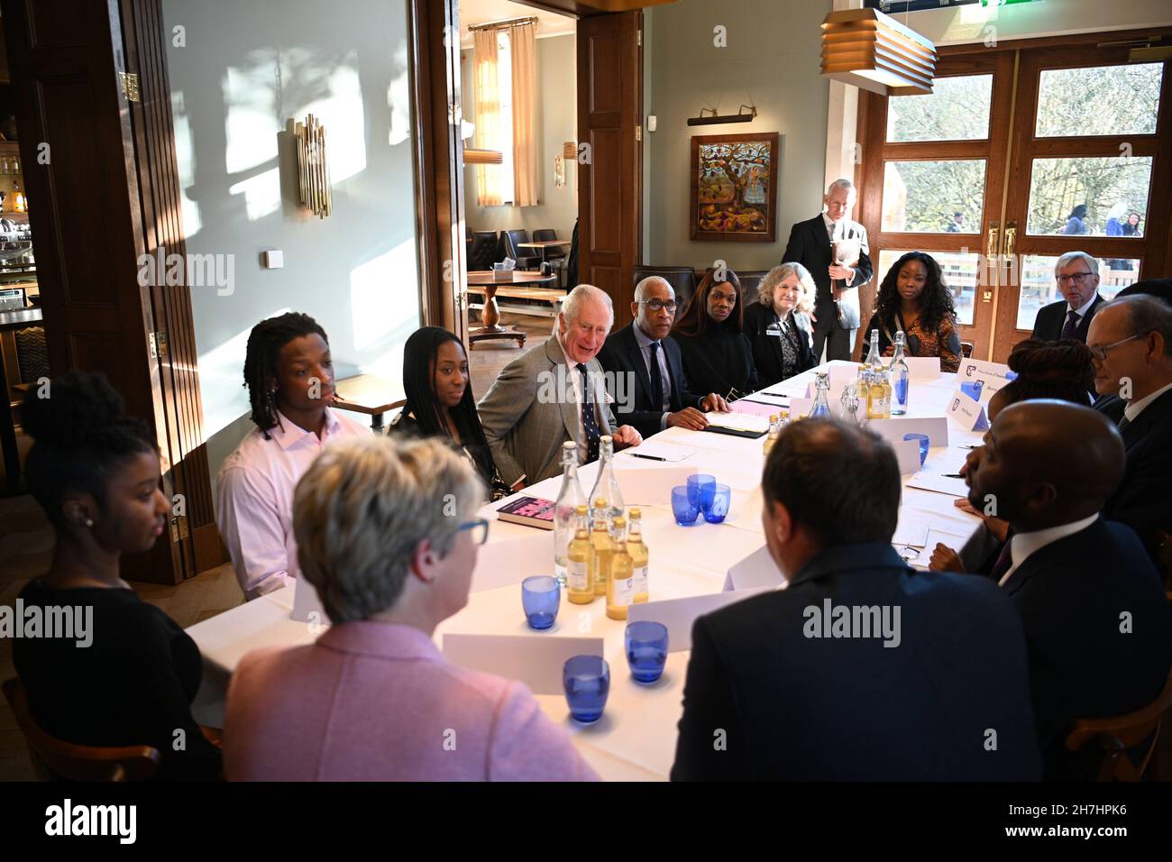 Il Prince of Wales (centro) e il Principal Lord Woolley partecipano a una sessione su 'Get in Cambridge' durante una visita all'Homerton College dell'Università di Cambridge, per discutere l'accesso all'istruzione e conoscere la visione del college per accogliere e sostenere studenti di diverse origini. Data foto: Martedì 23 novembre 2021. Foto Stock