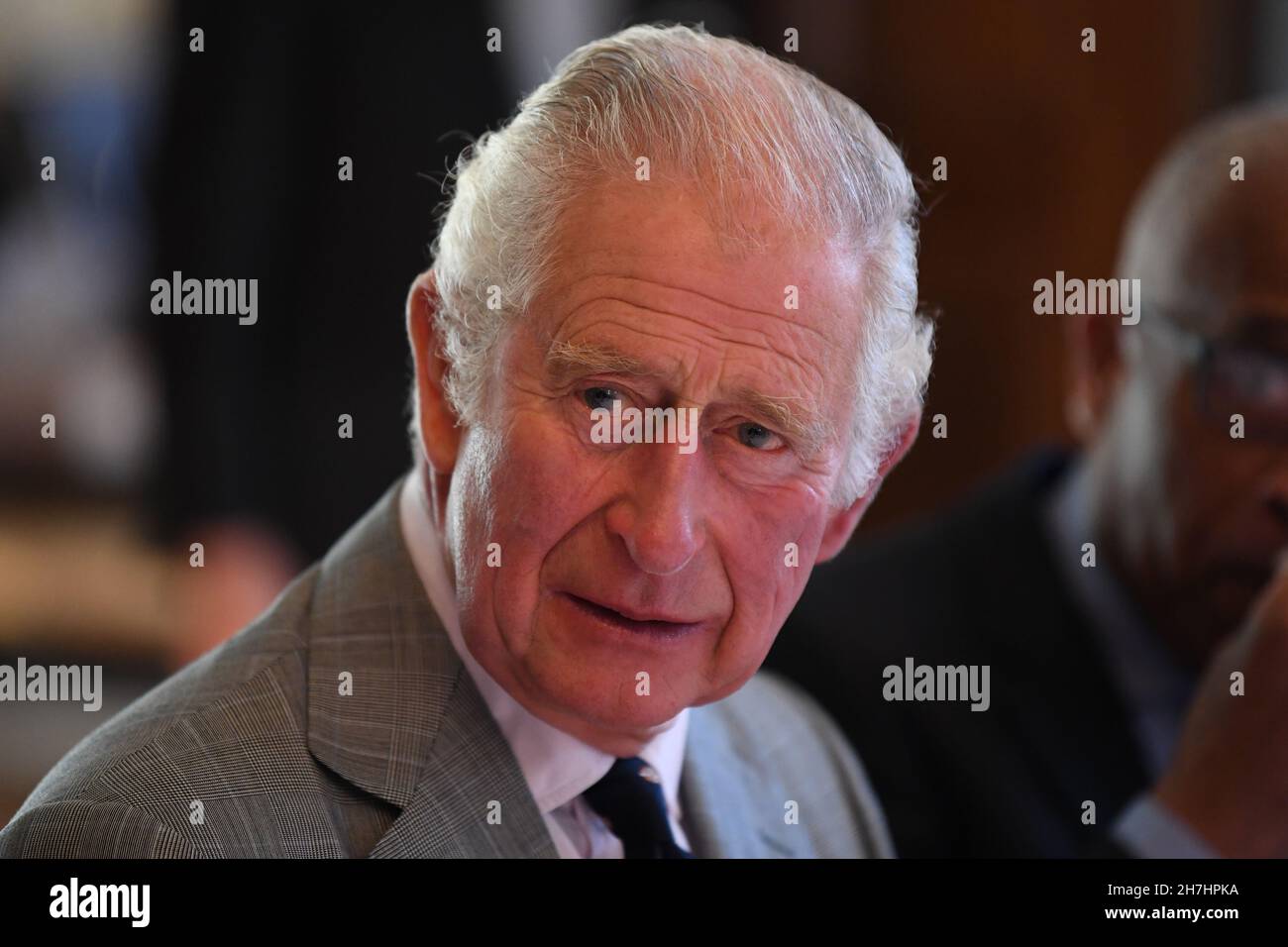 Il Principe di Galles durante una visita all'Homerton College dell'Università di Cambridge, per discutere l'accesso all'istruzione e conoscere la visione del college di accogliere e sostenere studenti di diverse origini. Data foto: Martedì 23 novembre 2021. Foto Stock
