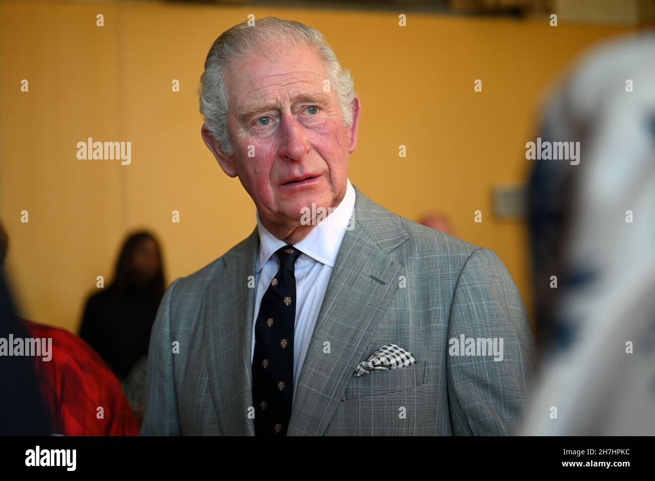 Il Principe di Galles durante una visita all'Homerton College dell'Università di Cambridge, per discutere l'accesso all'istruzione e conoscere la visione del college di accogliere e sostenere studenti di diverse origini. Data foto: Martedì 23 novembre 2021. Foto Stock