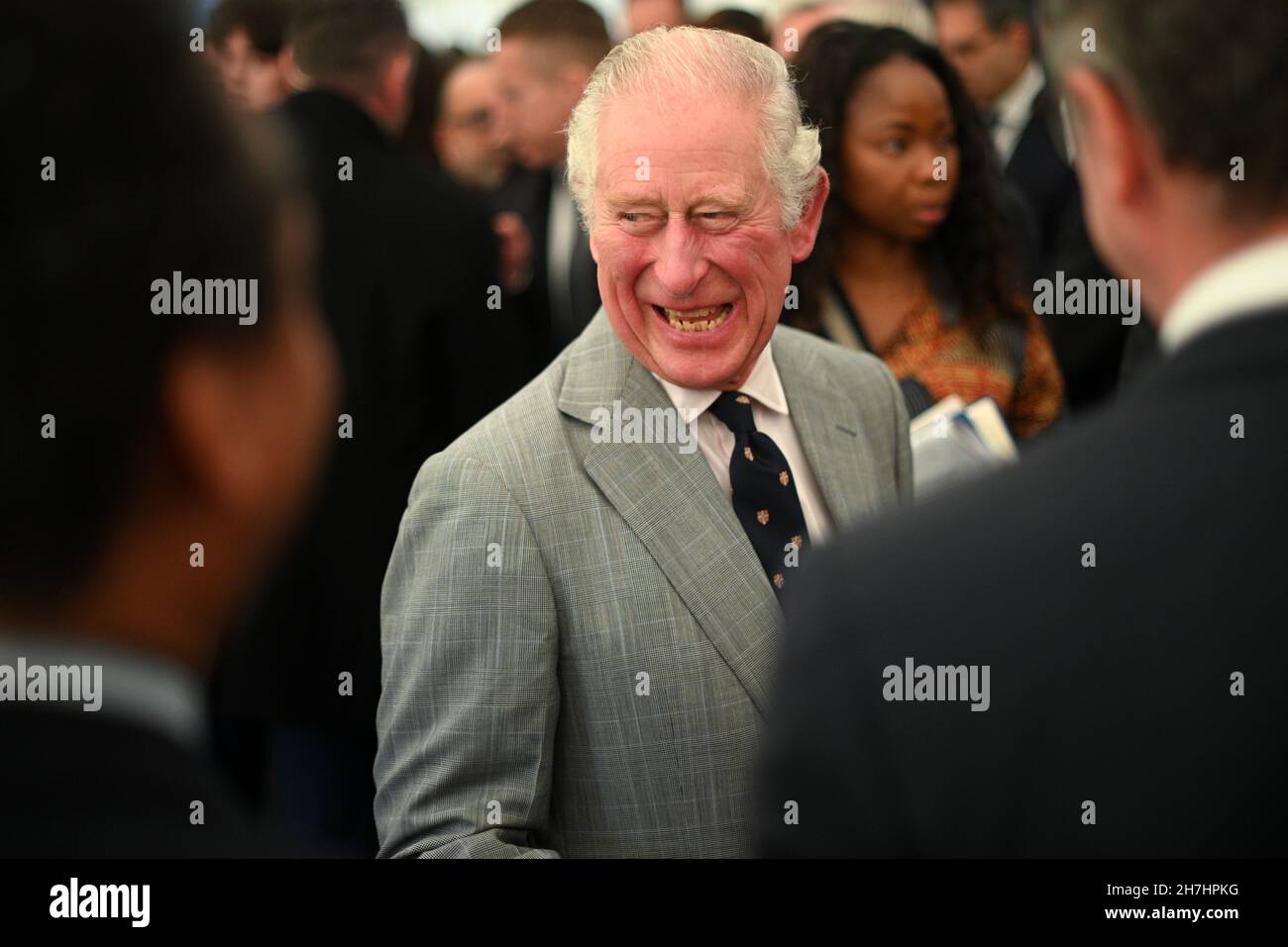 Il Principe di Galles durante una visita all'Homerton College dell'Università di Cambridge, per discutere l'accesso all'istruzione e conoscere la visione del college di accogliere e sostenere studenti di diverse origini. Data foto: Martedì 23 novembre 2021. Foto Stock