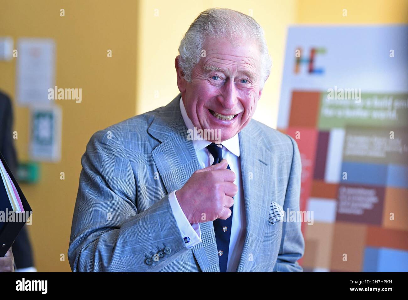Il Principe di Galles durante una visita all'Homerton College dell'Università di Cambridge, per discutere l'accesso all'istruzione e conoscere la visione del college di accogliere e sostenere studenti di diverse origini. Data foto: Martedì 23 novembre 2021. Foto Stock