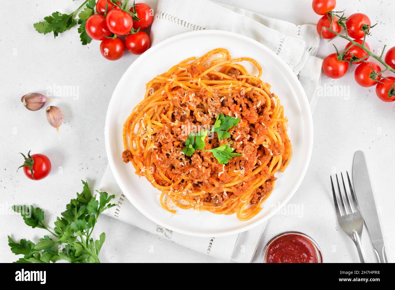 Spaghetti bolognese pasta su piastra fondo di pietra chiaro. Vista dall'alto, piatto Foto Stock