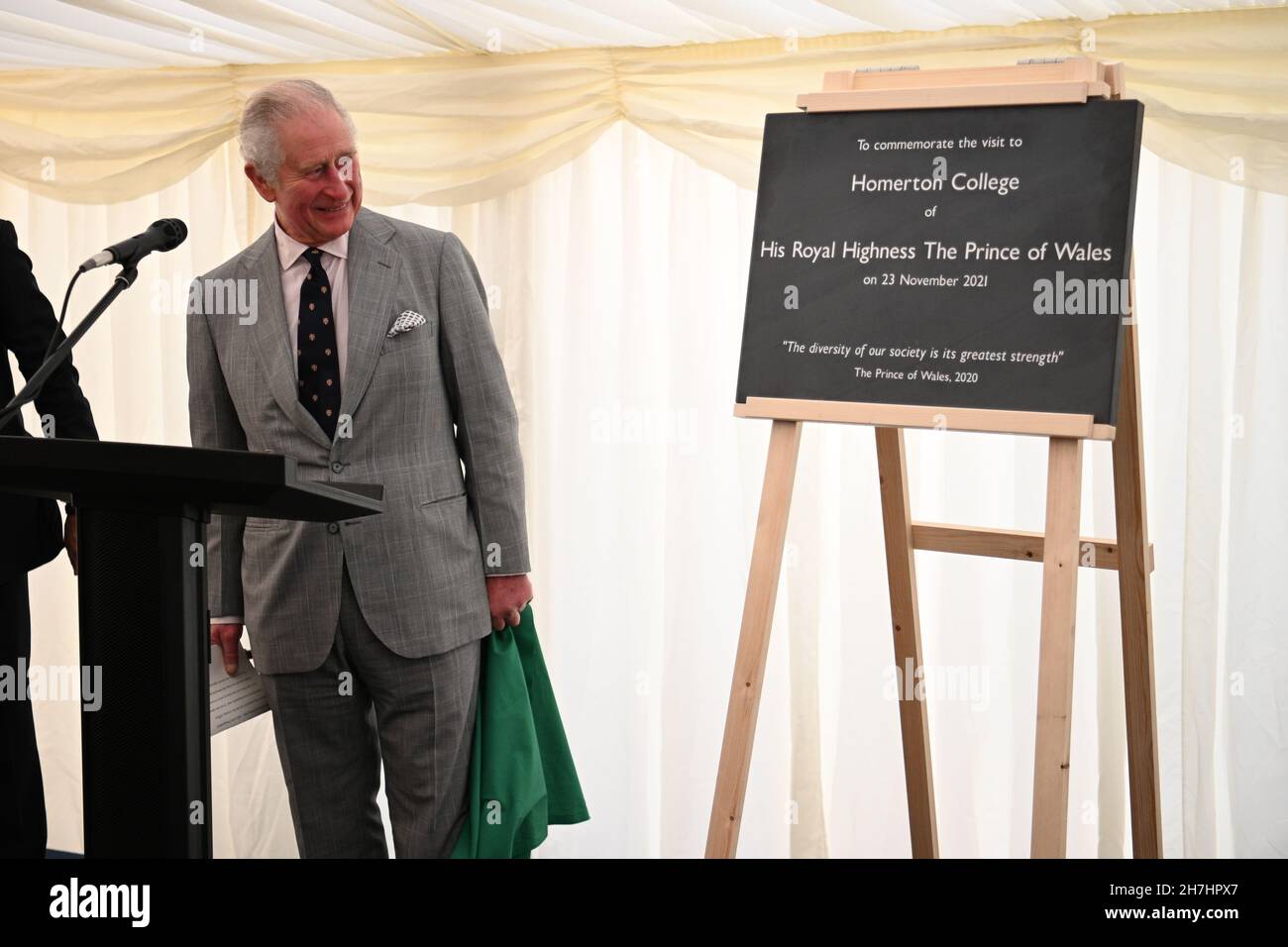 Il Principe di Galles svela una targa commemorativa durante una visita all'Homerton College dell'Università di Cambridge, per discutere l'accesso all'istruzione e conoscere la visione del collegio per accogliere e sostenere studenti di diversa provenienza. Data foto: Martedì 23 novembre 2021. Foto Stock