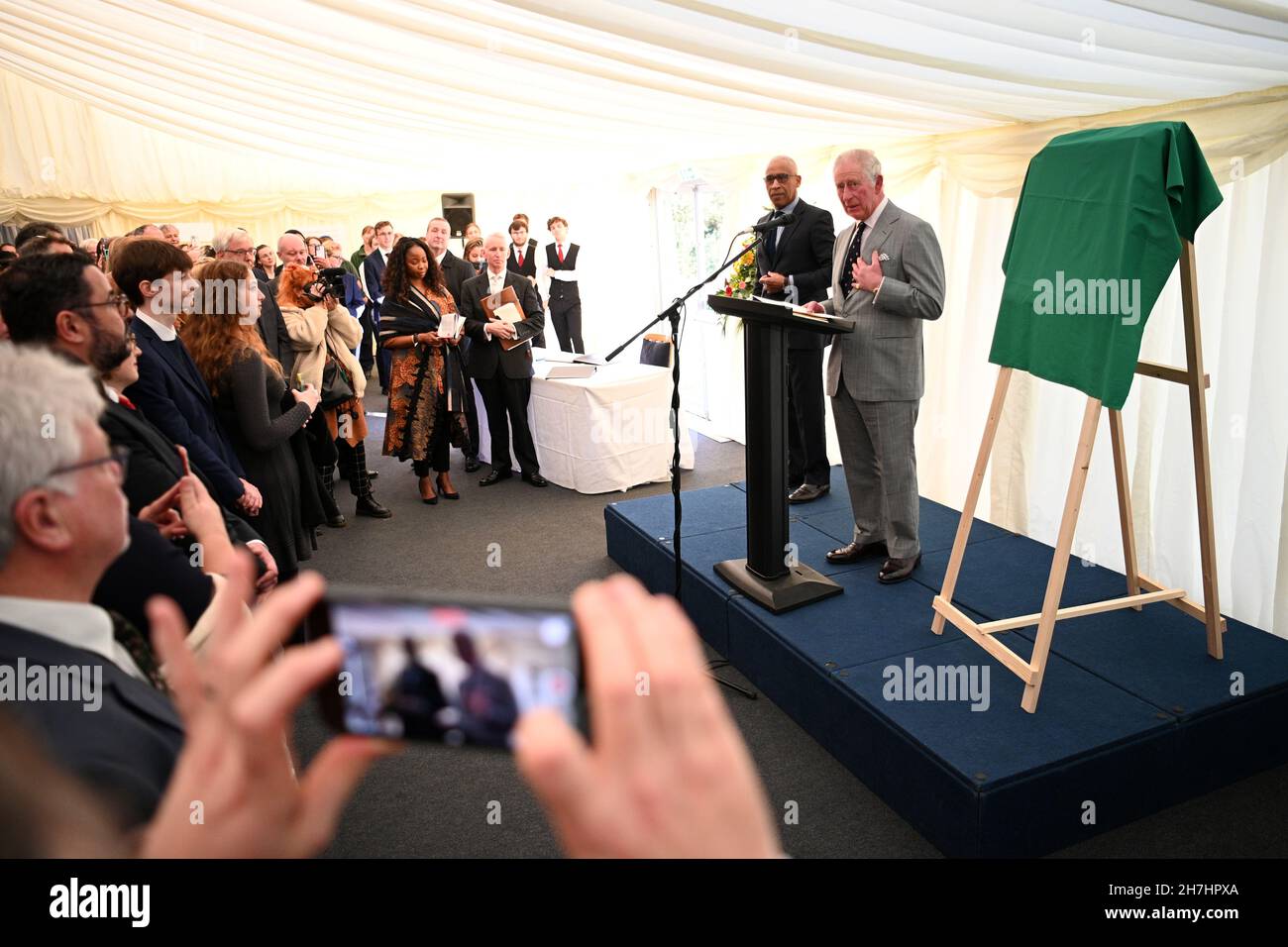 Il Prince of Wales (a destra) parla durante una visita all'Homerton College dell'Università di Cambridge, per discutere l'accesso all'istruzione e conoscere la visione del college di accogliere e sostenere studenti di diverse origini. Data foto: Martedì 23 novembre 2021. Foto Stock