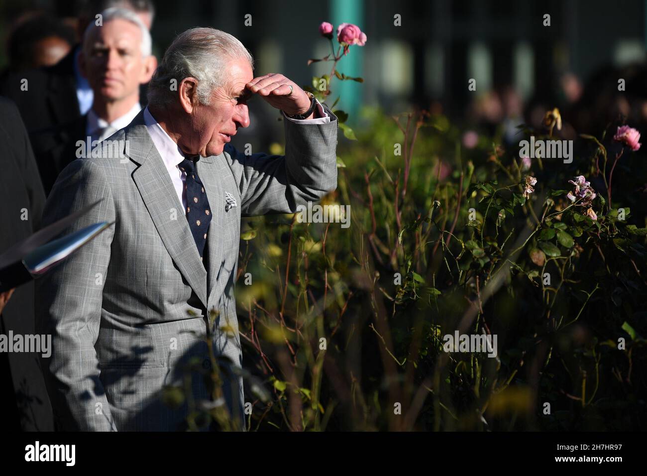 Il Principe di Galles durante una visita all'Homerton College dell'Università di Cambridge, per discutere l'accesso all'istruzione e conoscere la visione del college di accogliere e sostenere studenti di diverse origini. Data foto: Martedì 23 novembre 2021. Foto Stock