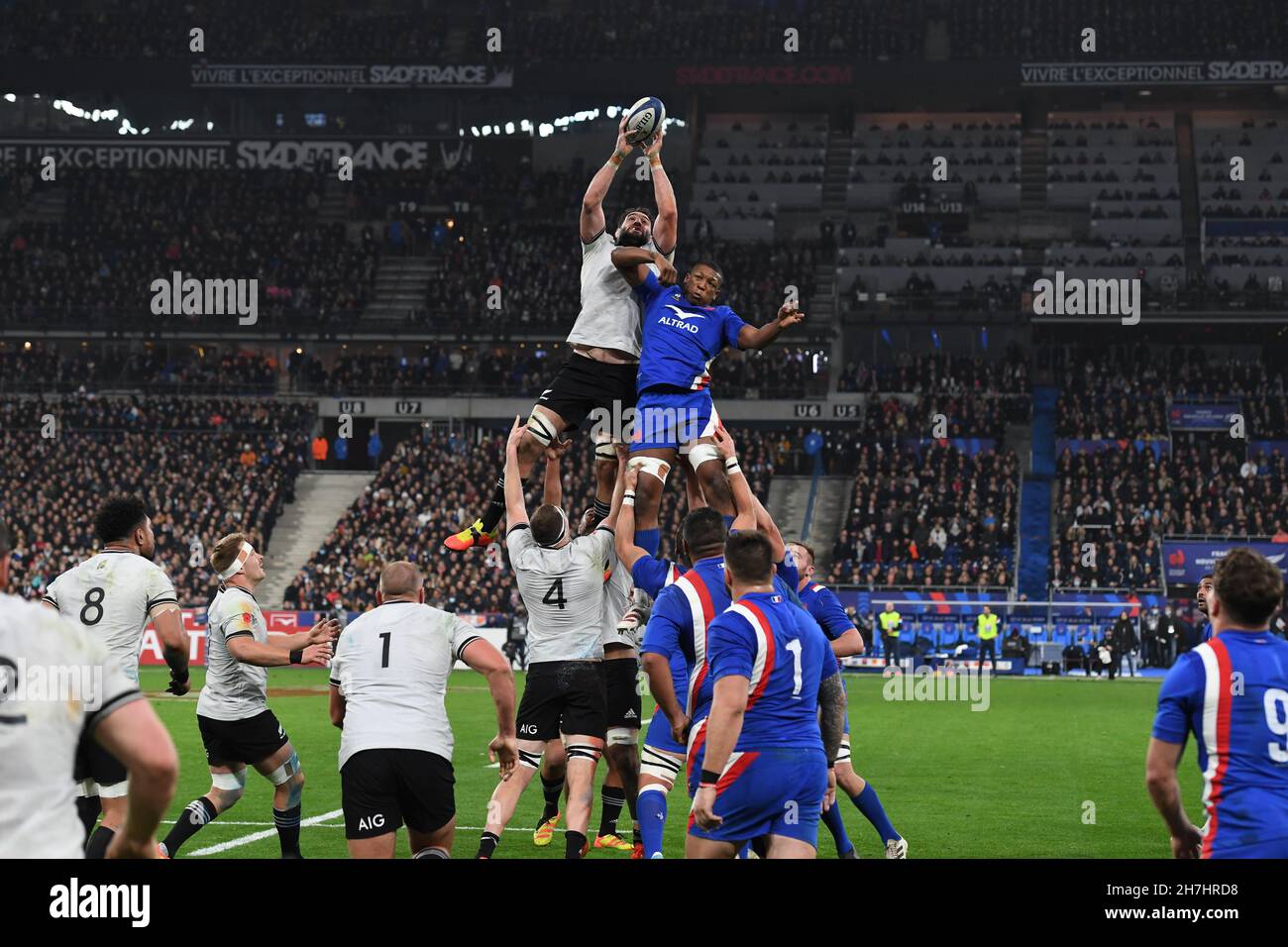 France National Rugby torna la fila Cameron Woki (#4) in azione durante una partita tra la Nuova Zelanda All Blacks e la Francia a Rugby Autumn Internationals 2 Foto Stock