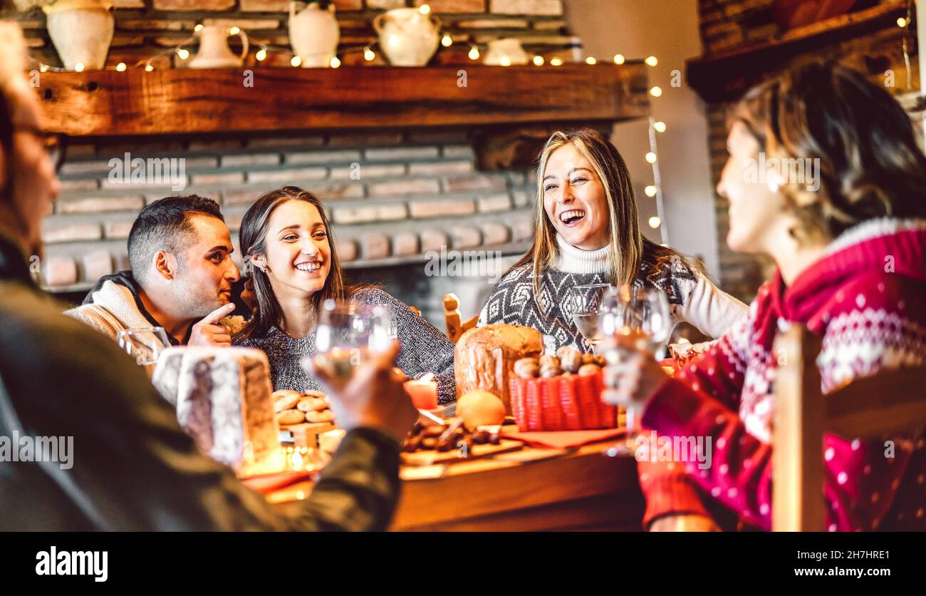 Millenial persone degustare dolci di Natale a casa cena party - Capodanno e vacanza invernale concetto con giovani amici divertirsi insieme Foto Stock