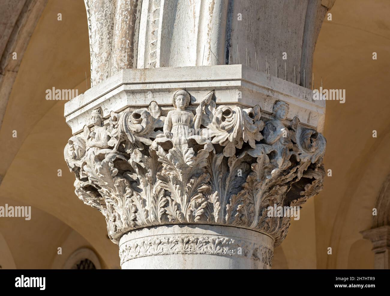 Primo piano della colonna di colonnato, Palazzo Ducale, Piazza San Marco, Venezia, Italia Foto Stock