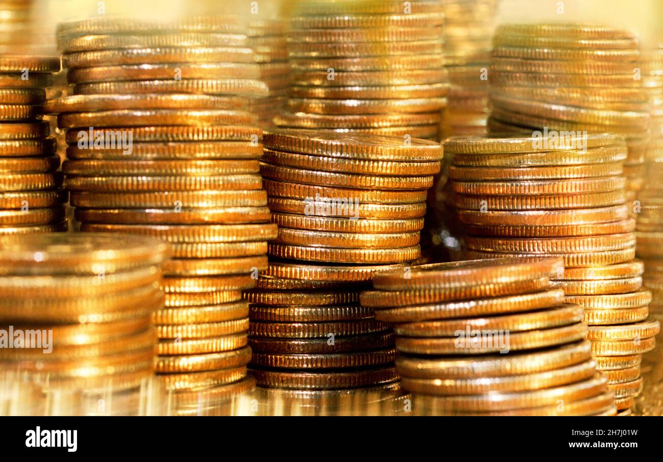 Monete d'oro. Risparmio. Denaro contante. Fare soldi. Gestione patrimoniale. Pile di monete d'oro. Buon investimento. Lingotti d'oro STATUNITENSI. Riserva di denaro. Finanza USA Foto Stock