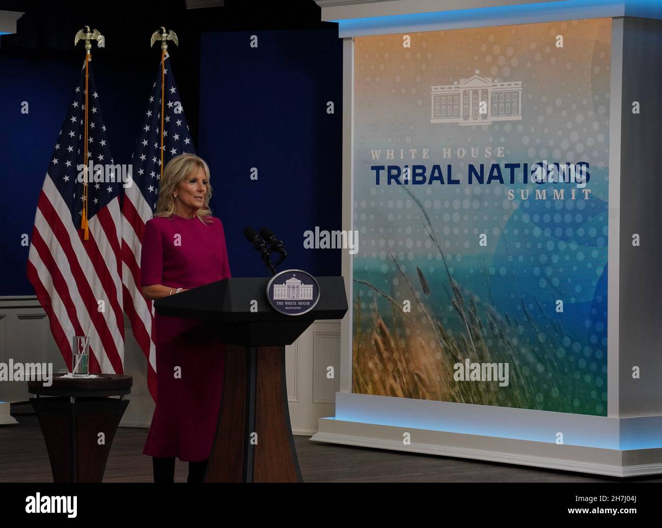 Washington, Stati Uniti d'America. 15 novembre 2021. Jill Biden consegna un indirizzo virtuale al White House Tribal Nations Summit tramite video link nell'Eisenhower Executive Office Building Ceremonial Office 15 novembre 2021 a Washington, D.C. Credit: Tami A. Heilemann/U.S. Dipartimento interni/Alamy Live News Foto Stock