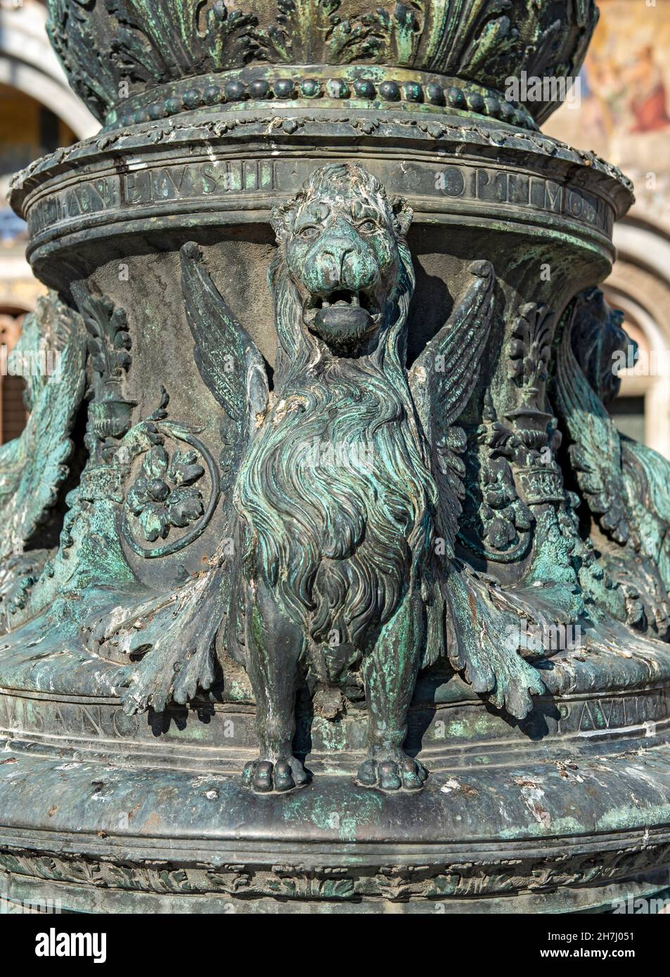 Leone alato su una colonna della Basilica di San Marco, Piazza San Marco, Venezia, Italia Foto Stock