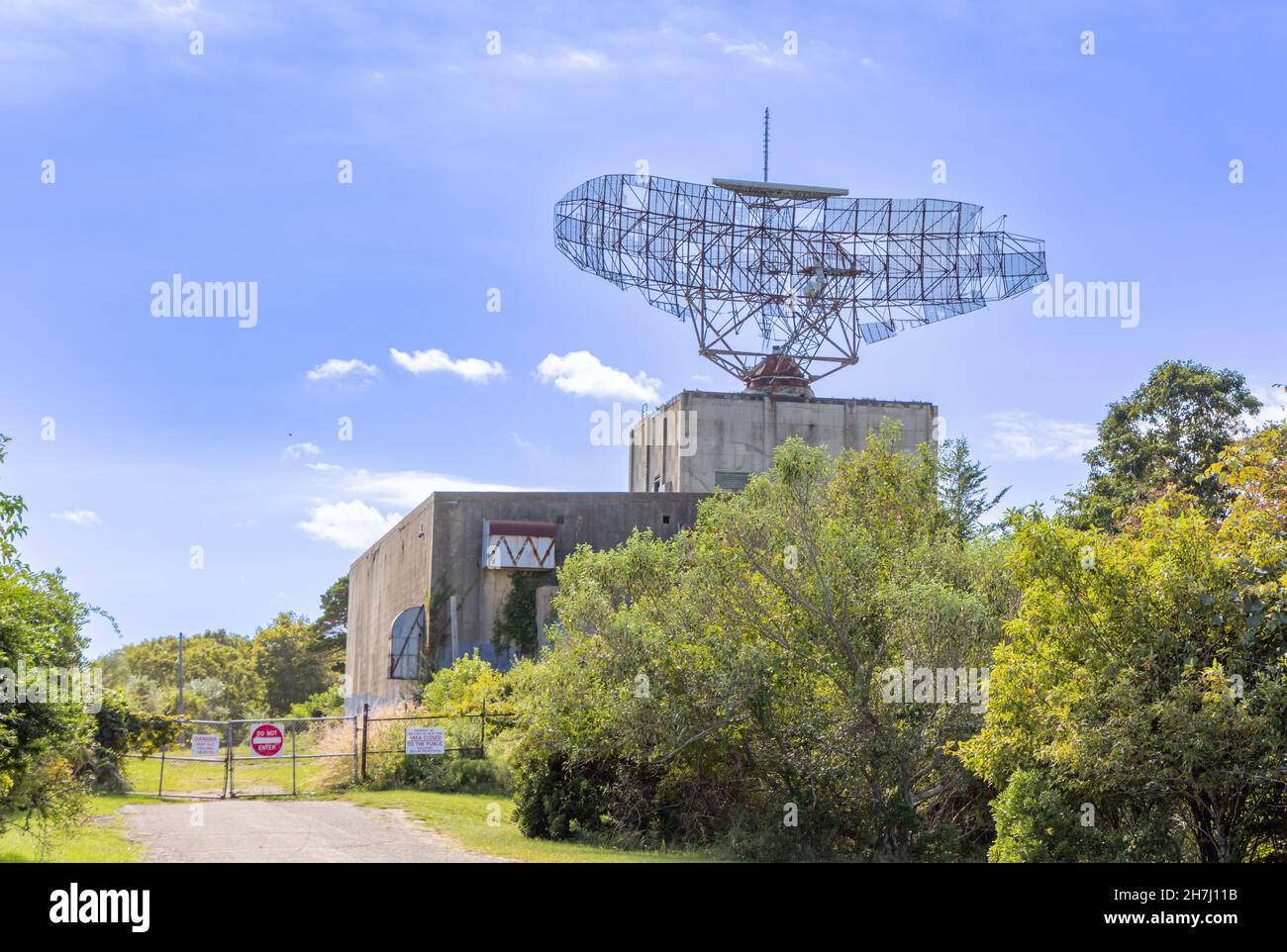 Antenna radar gigante nel Camp Hero state Park in una giornata estiva Foto Stock