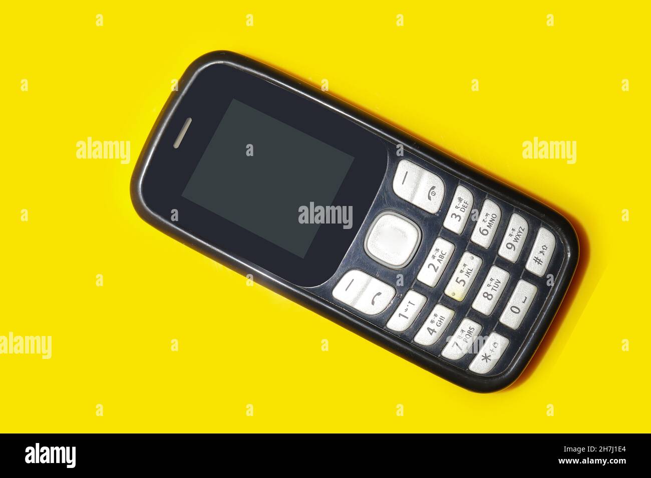 cellulare vintage con copyspace su sfondo giallo. Foto Stock