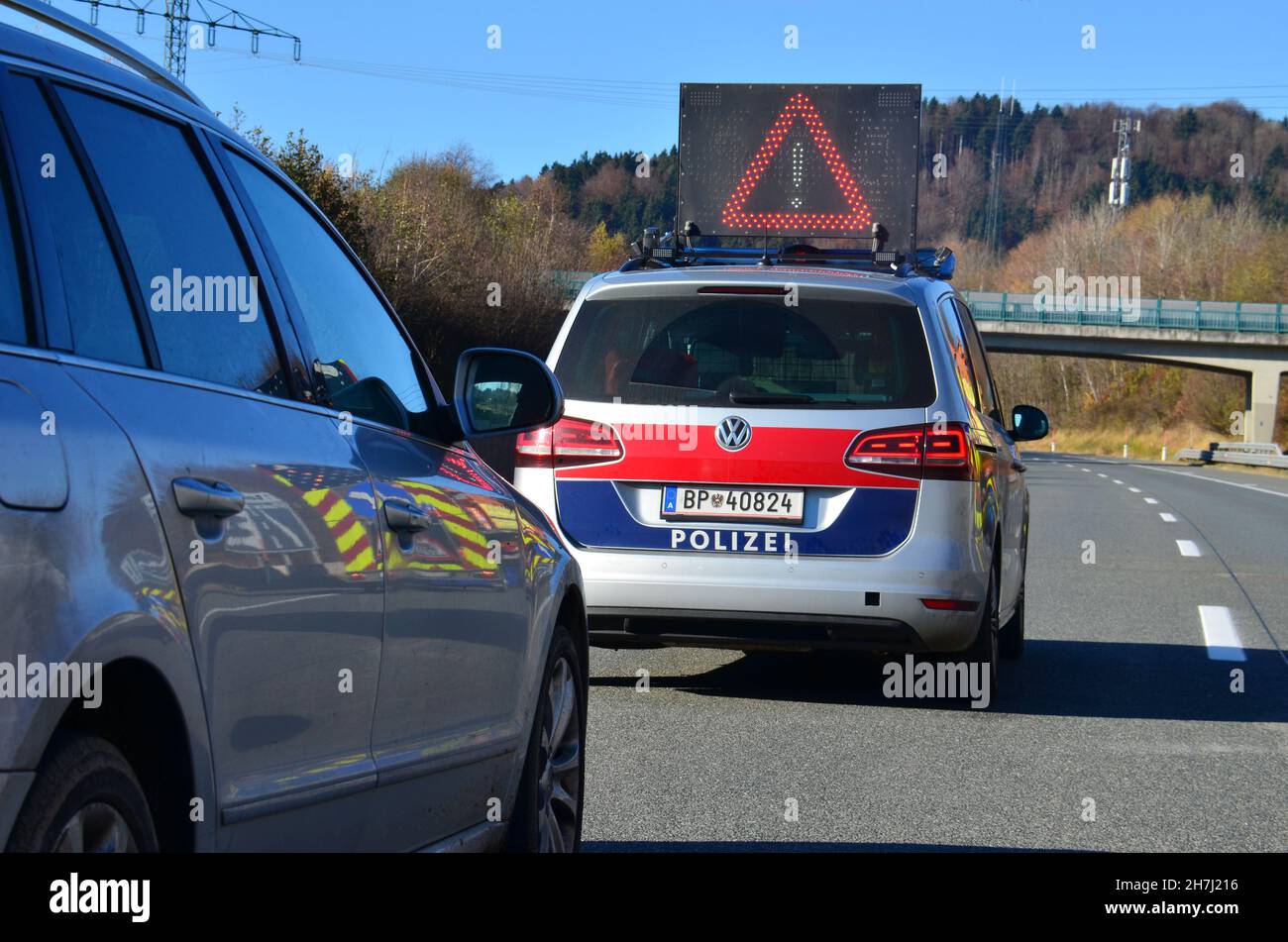 Sperre der Autobahn A1 bei Oberwang wegen Arbeiten an einer Stromleitung, Oberösterreich, Österreich, Europa - chiusura dell'autostrada A1 nei pressi di Oberwan Foto Stock