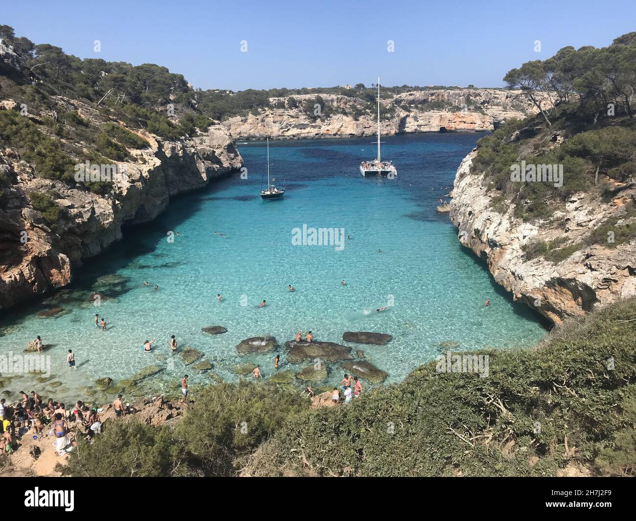 Bellissimo paesaggio di una spiaggia tra le scogliere con acqua di mare turchese Foto Stock
