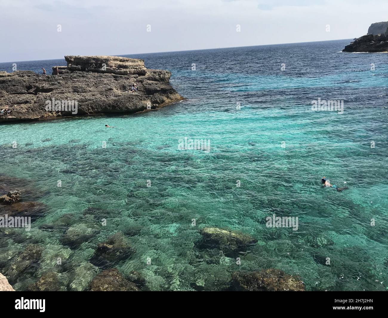 Bella vista mare con acque turchesi e scogliere rocciose Foto Stock