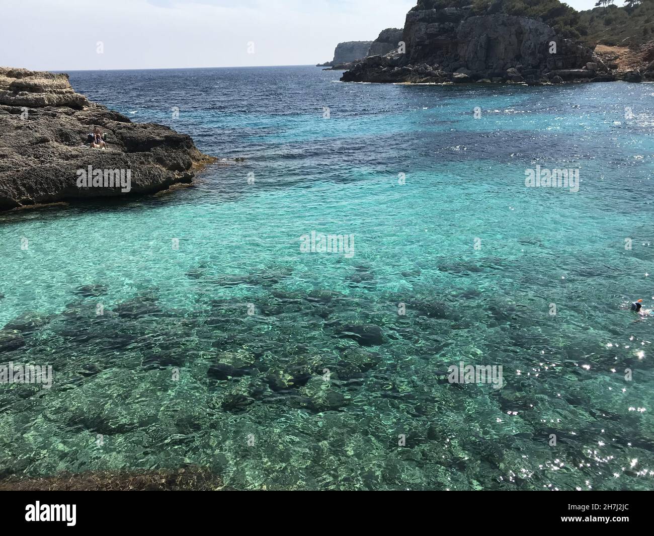 Bella vista mare con acque turchesi e scogliere rocciose Foto Stock