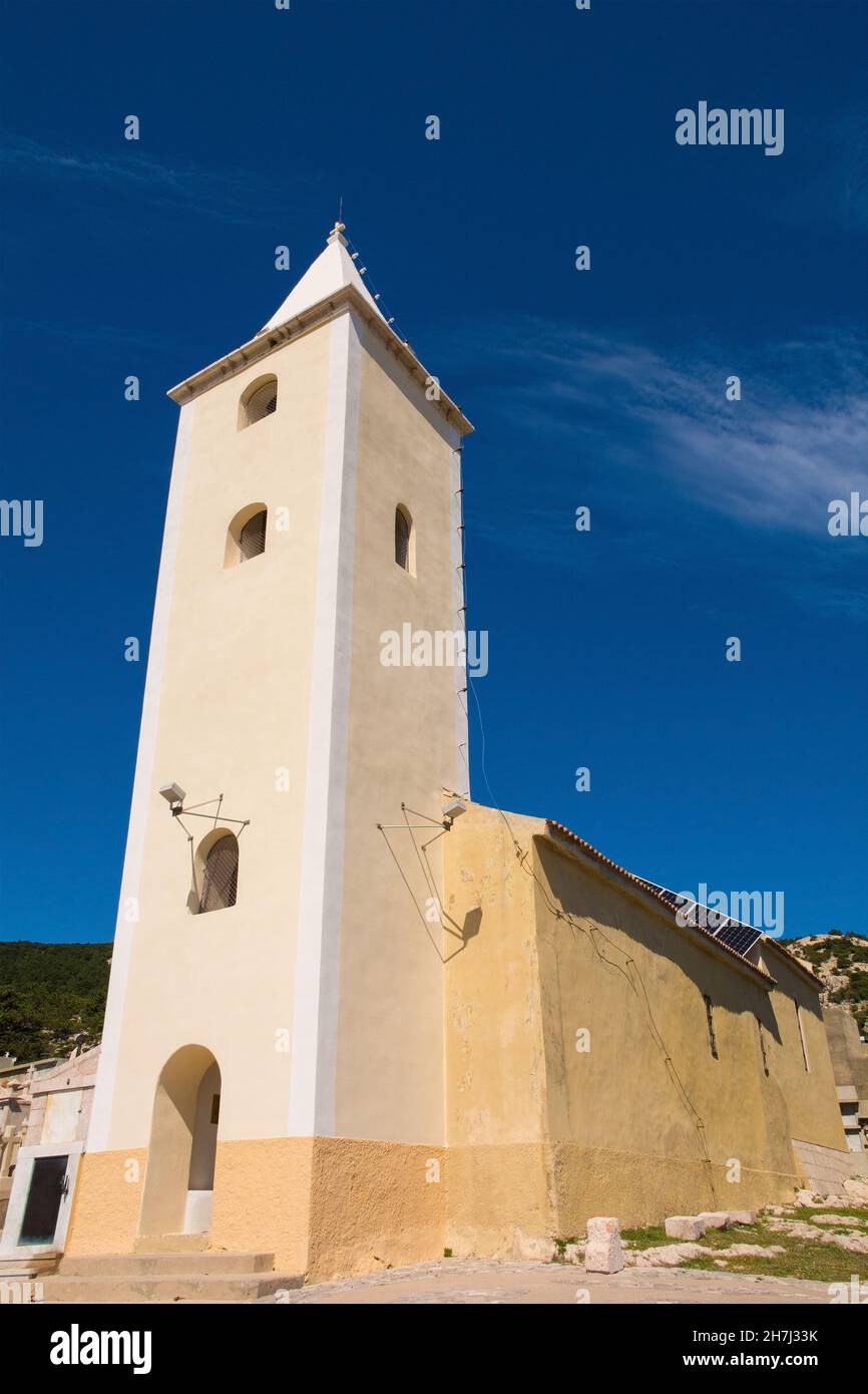 Chiesa di San Giovanni Battista, su una collina che domina la città di Baska sull'isola di Krk, contea di Primorje-Gorski Kotar, Croazia occidentale Foto Stock