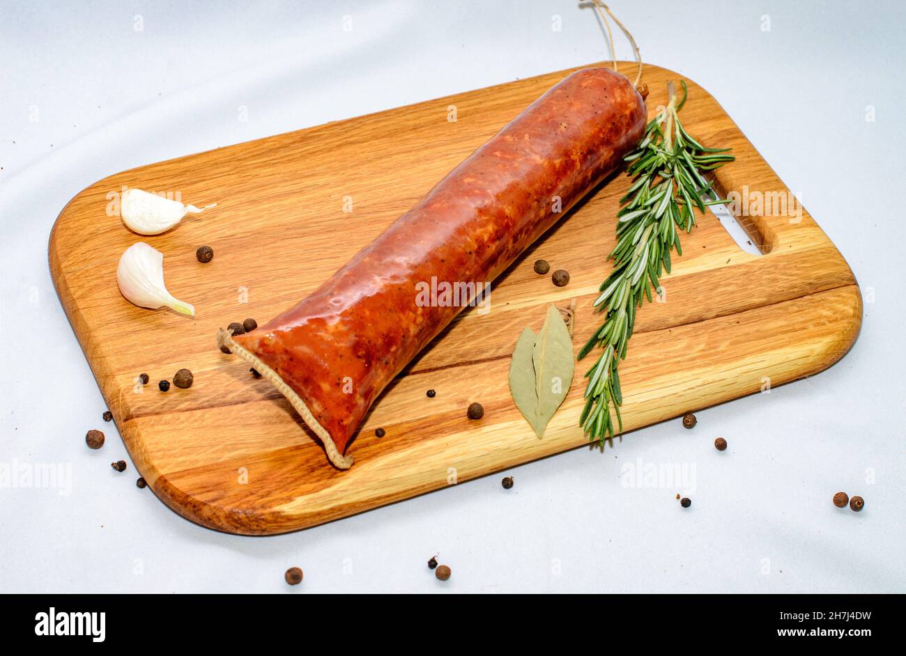 Saporite salsicce e verdure isolate su fondo solido, fotografia alimentare Foto Stock