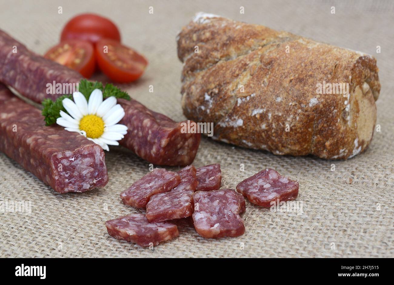 Saporite salsicce vista ravvicinata con pane, fotografia gastronomica per ristoranti e caffè Foto Stock