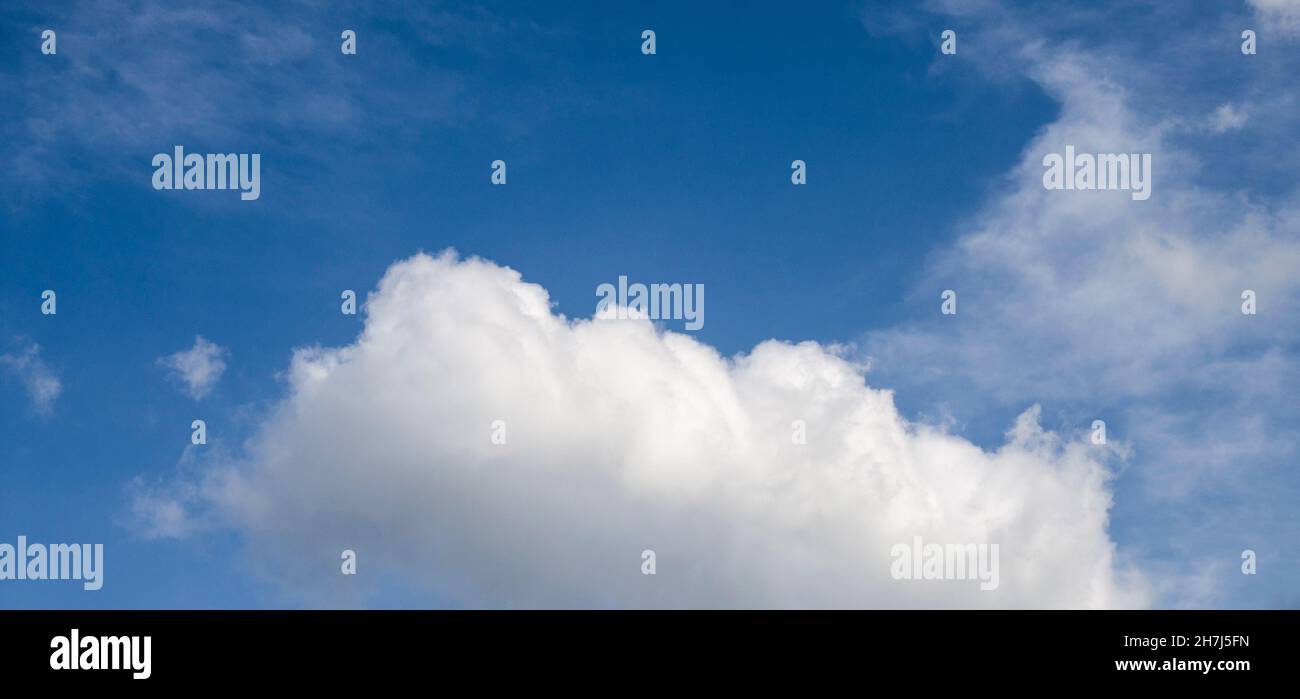 Singola nuvola bianca che vola nel cielo estivo. Bellezza in cielo Foto Stock