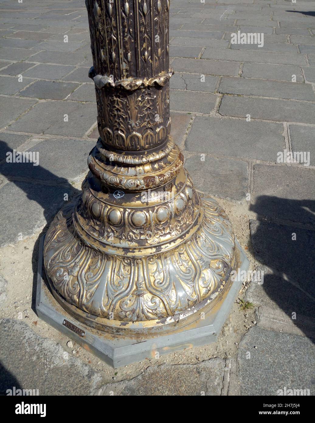 Vecchia colonna di bronzo a Parigi, Francia. Viaggio in Francia, elementi di architettura Foto Stock