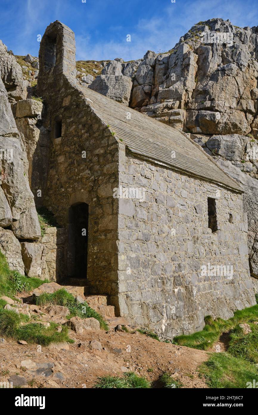 La cappella di St Govan sulla costa del Pembrokeshire, Regno Unito Foto Stock