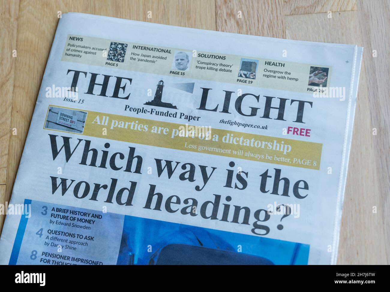 La prima pagina del giornale basato sulla teoria della cospirazione The Light pubblicato da Darren Smith, pubblicato attraverso le cassette postali dei volontari Foto Stock