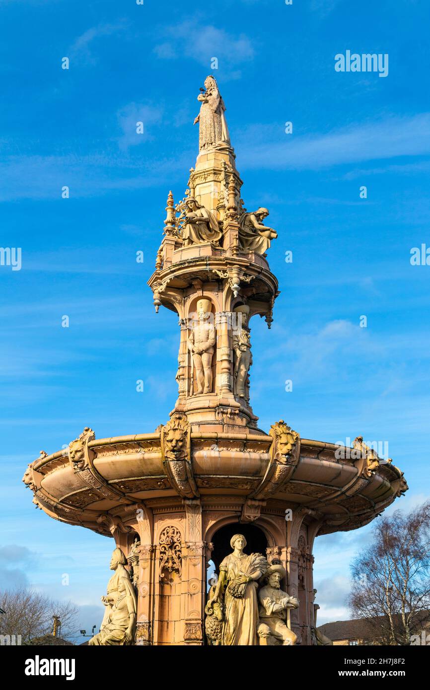 Doulton Fountain - la più grande fontana di terracotta del mondo progettata per commemorare il Giubileo d'Oro della Regina Vittoria nel 1887, Glasgow, Scozia, Regno Unito Foto Stock