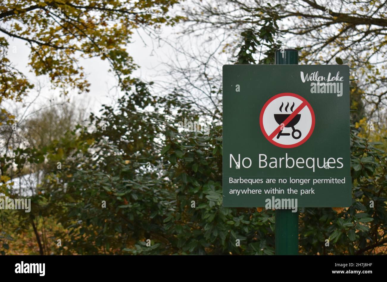Segnale: Non ci sono barbecue a Willen Lake, Milton Keynes. Foto Stock
