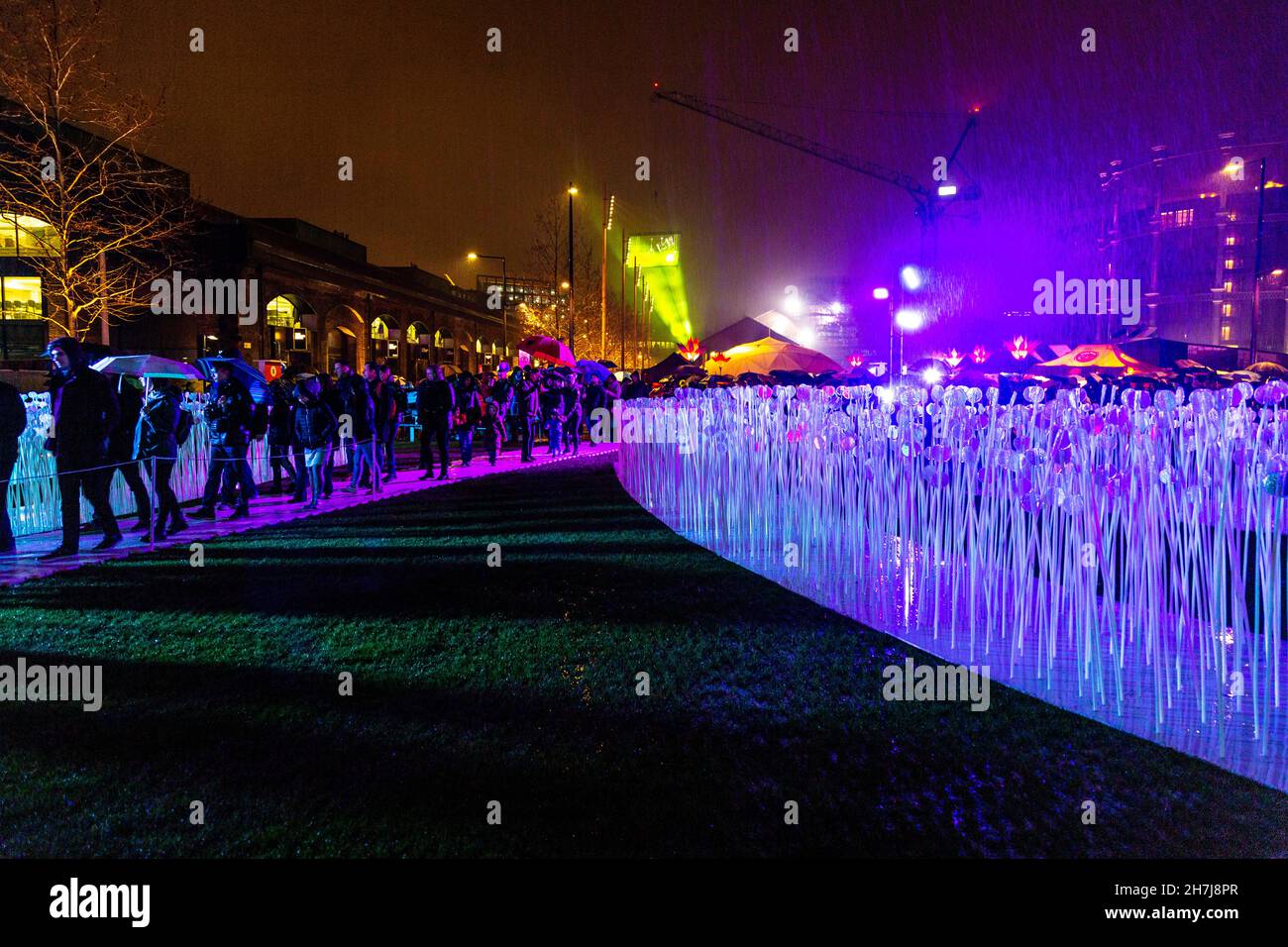 Installazione di luce fatto di riflettori su bastoni da rami Bebawi / KANVA a Londra Lumiere Festival in Kings Cross, London, Regno Unito Foto Stock