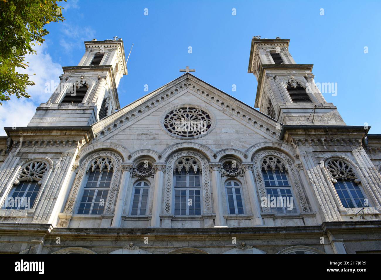 Istanbul, Turchia - Novembre 2021: Esterno di Hagia Triada, una chiesa greco-ortodossa di Istanbul. Foto Stock