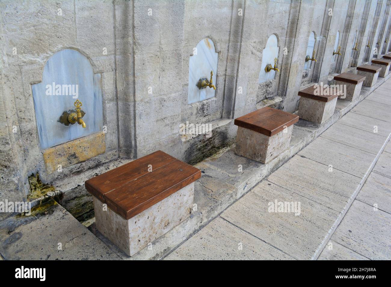 Istanbul, Turchia - Novembre 2021: Posto per lavare i piedi nella Moschea di Laleli, una moschea imperiale ottomana situata a Fatih. Foto Stock