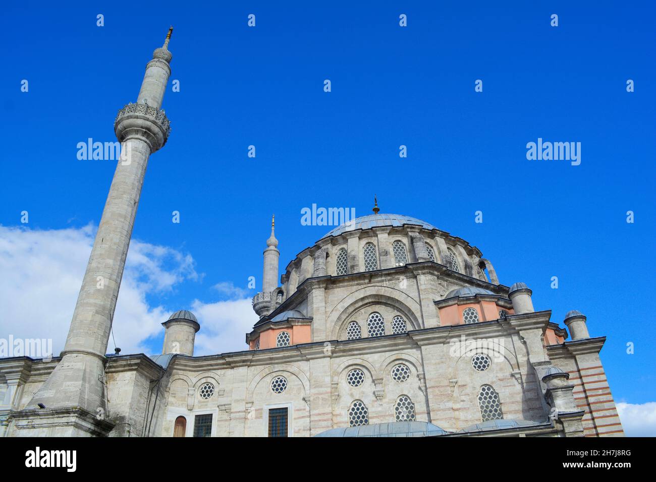 Istanbul, Turchia - Novembre 2021: Esterno della Moschea di Laleli, una moschea imperiale ottomana situata a Fatih. Foto Stock
